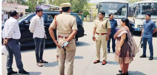 پولیس اہلکار اور شہری ایک سڑک پر بات چیت کر رہے ہیں.