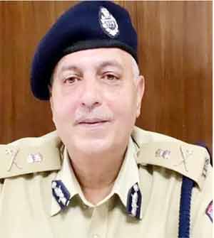 پولیس افسر کی تصویر، سرکاری وردی میں، پولیس اہلکار، حفاظت اور سیکیورٹی.