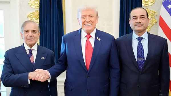 امریکی صدر ڈونلڈ ٹرمپ عالمی رہنماؤں کے ساتھ ملاقات کرتے ہوئے.