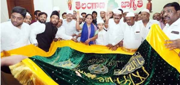 ہندو اور مسلم رہنما ایک ساتھ مل کر اتحاد کا مظاہرہ.