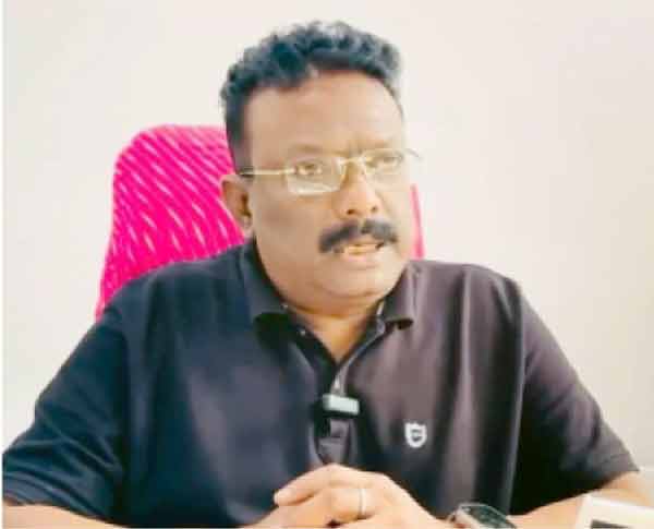 ایمج کا متبادل متن: شخصی پروگرامر، کام کے دوران، دفتر میں بیٹھا ہوا.