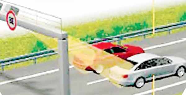 تصادم کے دوران تین گاڑیاں آپس میں ٹکرائیں، سڑک پر ہلچل، ٹریفک جام کا منظر.