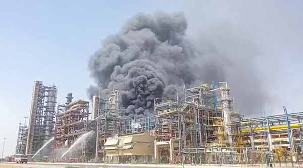 آگ لگنے والی تیل کی فیکٹری، دھواں اور آگ کا منظر.