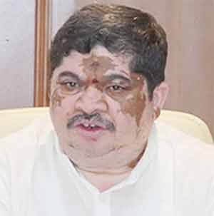 پولیس افسر کا چہرہ، سرکاری لباس میں، ہسپتال یا دفتر میں.