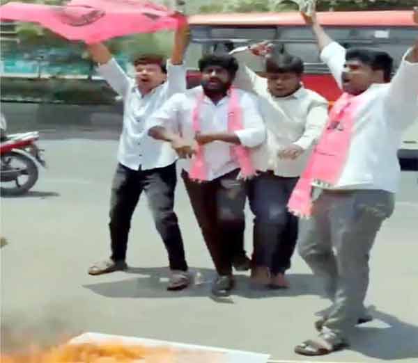 ایمبولینس کے خلاف احتجاج کرتے ہوئے افراد.