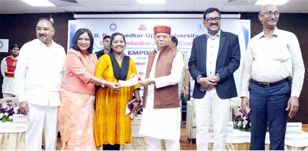 ایچ.ایم.ایم. یونیورسٹی میں تعلیمی تقریب، طلبہ و اساتذہ کی شرکت.