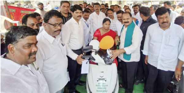 مفت موٹر گاڑیوں کی تقسیم، معذورین کے لیے، سرکاری تقریب.