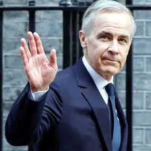 خودمختار شخص ہاتھ ہلا رہا ہے، رسمی لباس میں، بیرونی پس منظر کے ساتھ.