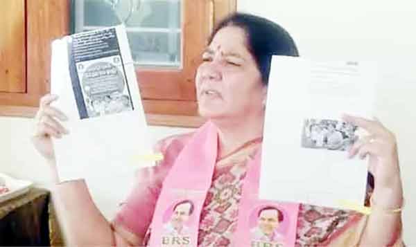 خاتون اخبار پڑھتی ہوئی، گھر کے اندر، اردو زبان میں.