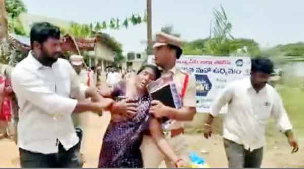 خاتون خود کشی کی کوشش کرتی ہوئی، پولیس اور عوام موجود.