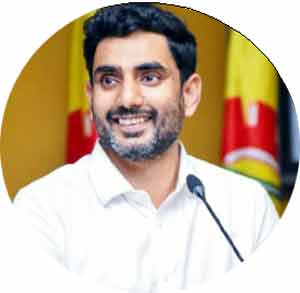 پاکستانی سیاستدان کی تصویر، عوامی تقریر کے دوران مسکراہٹ کے ساتھ.