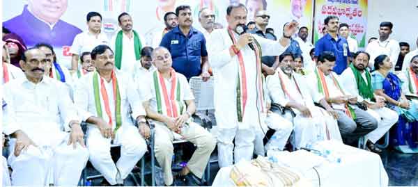 ایسوسی ایشن کے اجلاس میں سیاستدان اور رہنما خطاب کرتے ہوئے.