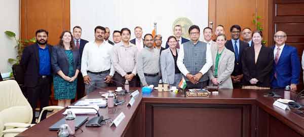 ملاقات کرنے والے افراد کی گروپ تصویر، ایک اہم اجلاس کے دوران.