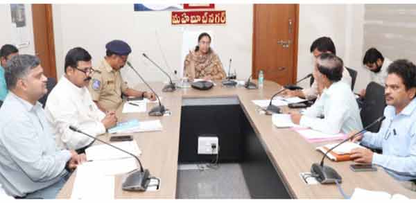 مقامی حکام کا اجلاس، سرکاری افسران اور پولیس کے ساتھ بات چیت.