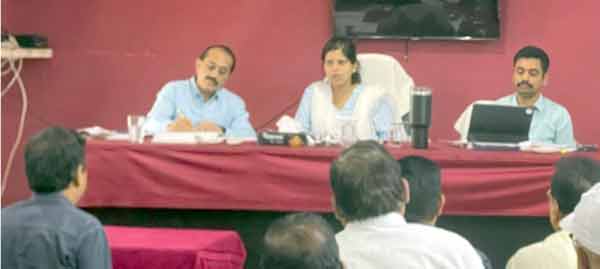 مقامی اجلاس میں شرکاء کی گفتگو اور تبادلہ خیال.