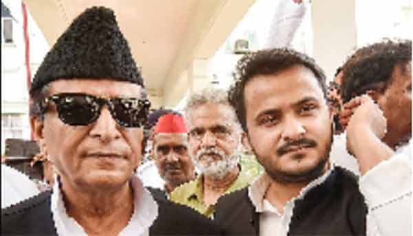 پرانا سیاستدان اور نوجوان شخص کی تصویر، عوامی تقریب میں موجود.