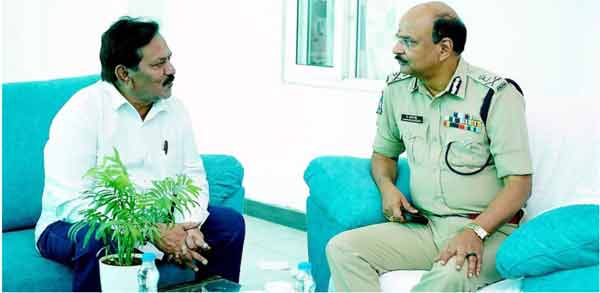 ایم پی اور پولیس افسر کے درمیان گفتگو.