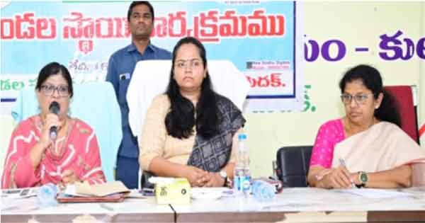 خواتین کی نشست میں گفتگو کرتے ہوئے خواتین اور مرد.