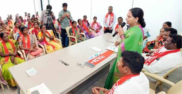 خواتین اور بچوں کے ساتھ تعلیمی تقریب، خواتین خطاب کرتی ہوئی.