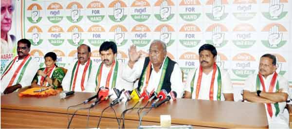 پولیس اور میڈیا کے نمائندوں کے سامنے سیاسی رہنماؤں کی پریس کانفرنس.