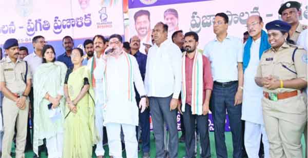 سیاسی رہنماؤں اور پولیس افسران کے ساتھ عوامی اجتماع کی تصویر.