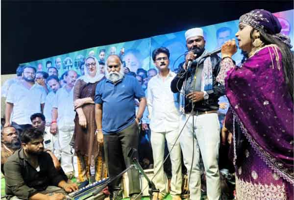 مقامی تقریب میں خواتین اور مردوں کی شرکت، ایک خاتون تقریر کرتی ہوئی.