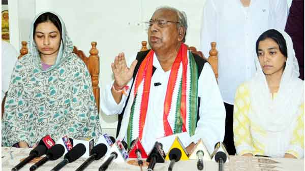 سیاست روزانہ کے اجلاس میں اہم رہنما خطاب کرتے ہوئے، میڈیا نمائندوں کے سوالات کے جواب دے رہے ہیں۔.