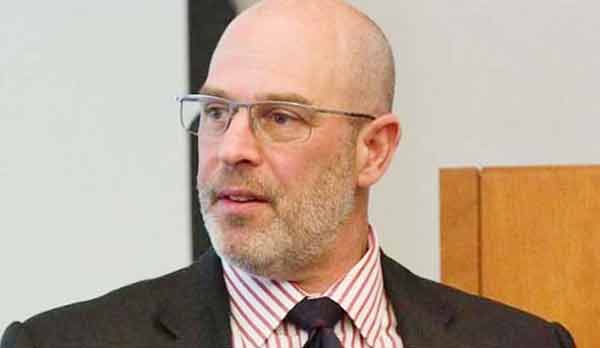 بزنس مین، گلاسز کے ساتھ، رسمی لباس میں، گفتگو کرتے ہوئے.