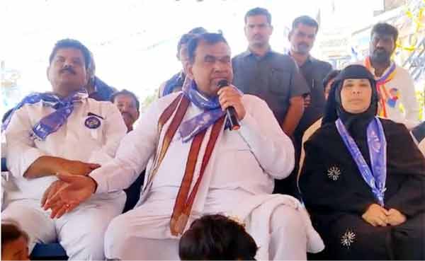 مظاہرہ کے دوران رہنما خطاب کرتے ہوئے، سیاسی کارکنان اور عوام موجود.