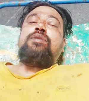 پانی میں ڈوبتے ہوئے شخص کی تصویر، جس میں وہ پانی میں لیٹا ہوا ہے۔.