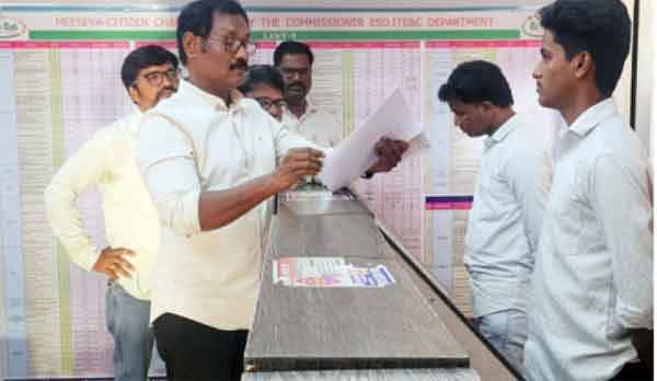 انتخابی عملہ کی جانچ پڑتال، ووٹنگ کے عمل کی نگرانی کے دوران.