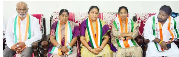 تصویر میں سیاسی رہنما اور خواتین کارکنان، پارٹی کے اجلاس میں شریک.