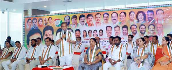 مقامی سیاستدانوں کا اجلاس، سیاسی رہنماؤں کی بڑی تعداد ایک ساتھ، عوامی مسائل پر گفتگو۔.