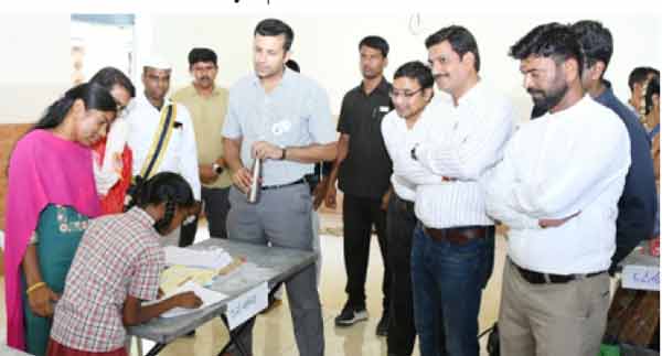 ملازمت کے لیے درخواست دینے والے افراد کی انٹرویو کے دوران، امیدواروں کا جائزہ لیا جا رہا ہے۔.