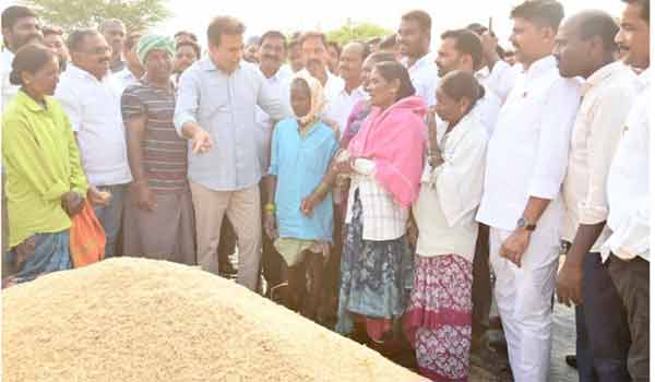 مقامی افراد اور حکام کے ساتھ پراجیکٹ کا افتتاح.