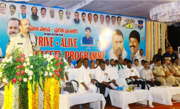 پروگرام میں سیاسی رہنما اور شرکاء کی موجودگی، عوامی اجتماع اور تقریبات.