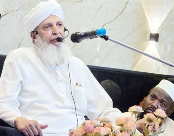 روحانی شخصیت تقریر کرتے ہوئے، جلسہ میں شرکت، مذہبی اور سیاسی گفتگو۔.