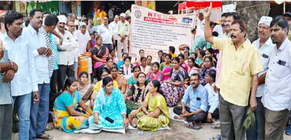 احتجاجی مظاہرہ میں عوام اور پولیس کے نمائندے شامل.