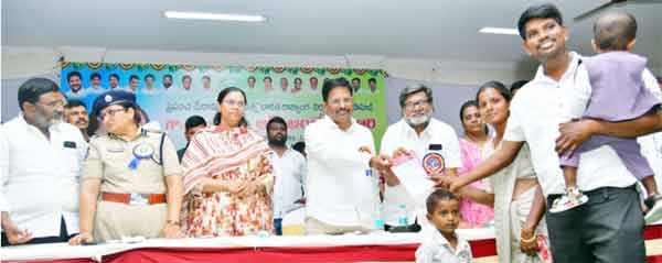 مقامی تقریب میں افراد کا گروپ، خوشگوار ماحول اور مسکراہٹیں.