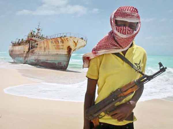 مرد نوجوان ساحل پر بندوق کے ساتھ، سمندری جہاز کے قریب، خطرناک صورتحال.