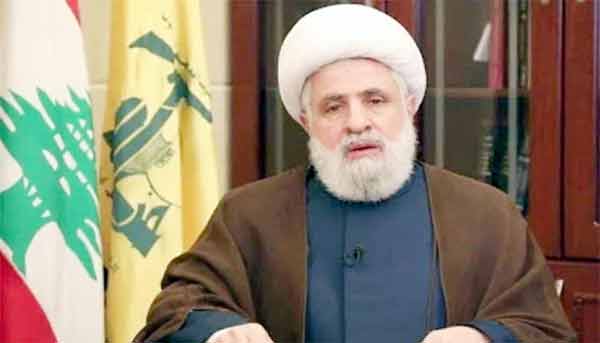 مفتی اعظم لبنان، روایتی لباس میں، لبنان کے پرچم کے قریب، سرکاری دفتر میں.