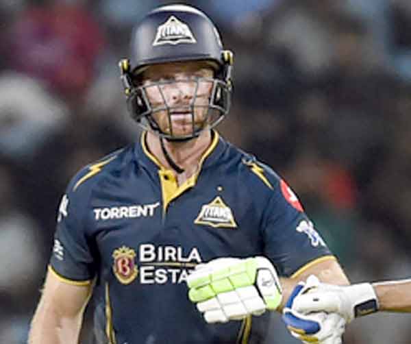 کولکاتا میں کرکٹر گجرات کے خلاف میچ کے دوران، پہلی کامیابی کے لیے پرعزم.