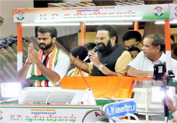 مذہبی اور سیاسی رہنماؤں کے ساتھ عوامی جلسہ، سیاست اور عوامی مسائل پر گفتگو.