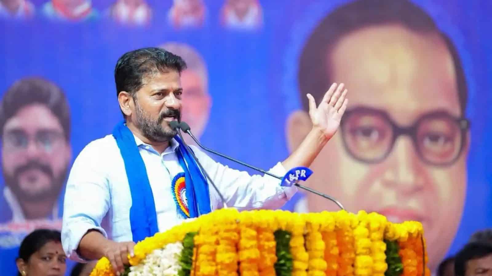 عوامی رہنما سیاسی جلسہ میں تقریر کرتے ہوئے، عوامی مسائل پر گفتگو اور عوامی حمایت حاصل کرنے کی کوشش.