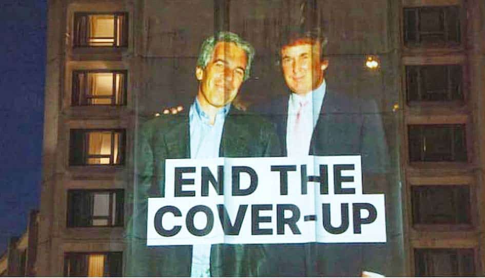 ایڈٹ شدہ تصویر میں دو مردوں کے ساتھ "END THE COVER-UP" کا پیغام واضح طور پر دکھائی دے رہا ہے.