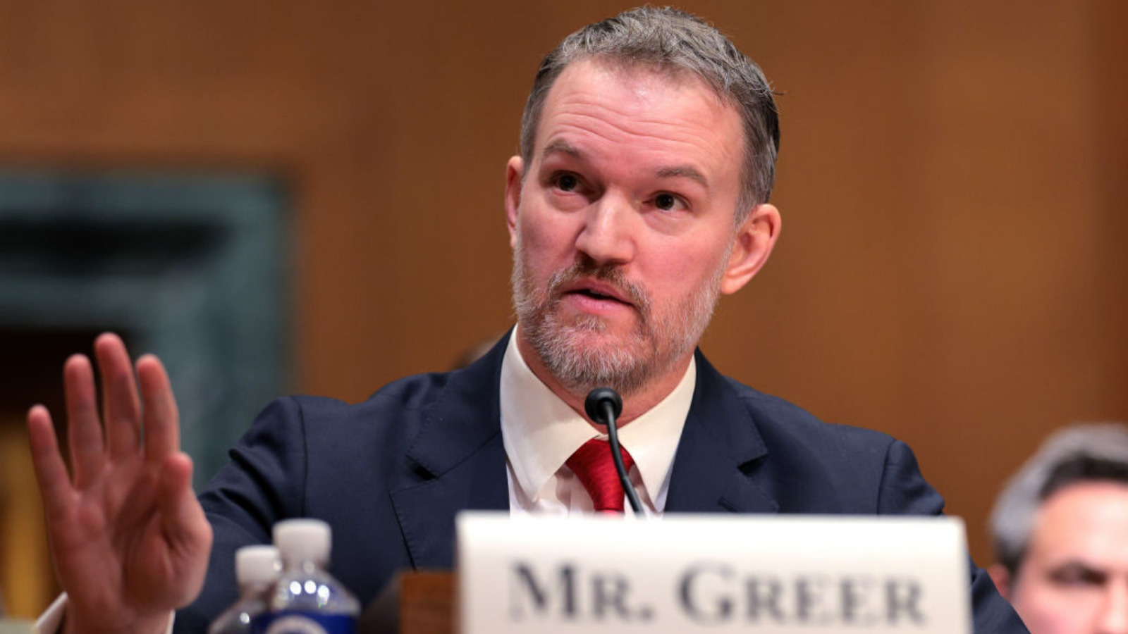 مرد سیاستدان تقریر کرتے ہوئے، میڈیا کے سامنے، سیاسی گفتگو میں مصروف.