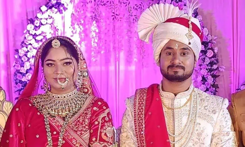 شادی کی تقریب میں دلہن اور دلہا روایتی لباس میں، خوبصورت پس منظر کے ساتھ۔.