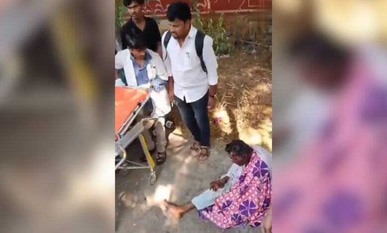 ایمرجنسی میں خاتون کا علاج، سڑک پر زخمی حالت میں خاتون، مدد کے لیے جمع لوگ.