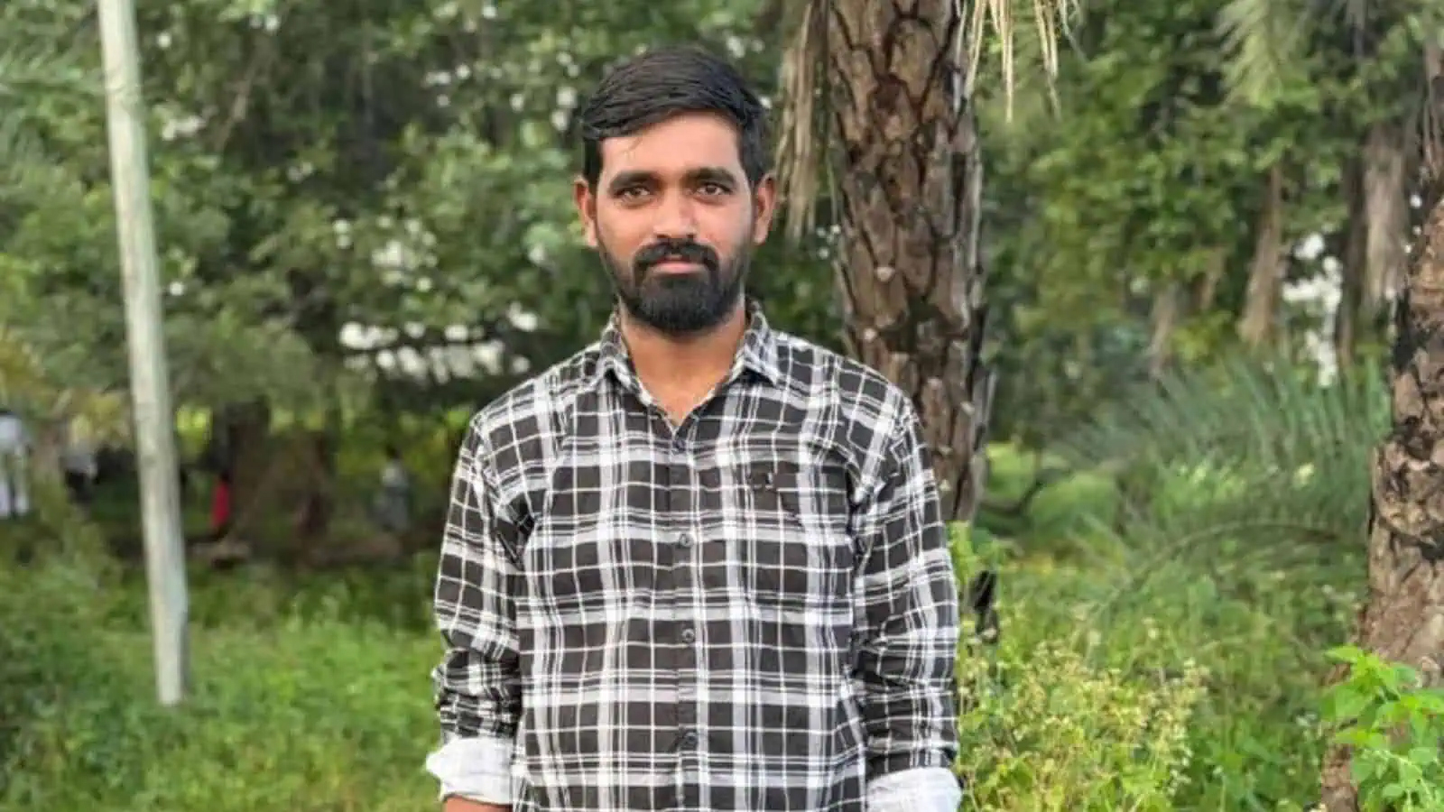 نوجوان مرد در پارک، قدرت اور فطرت کا امتزاج.