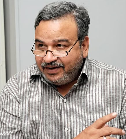 متعلقہ ALT ٹیگ: ایک شخص کی تصویر، پڑھائی یا گفتگو میں مصروف، اردو سیا ست کے لیے.